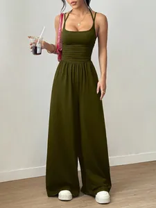 Eleganter ärmelloser olivgrüner Jumpsuit mit weitem Bein und rückenfreiem Design.