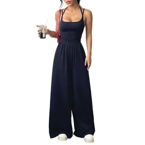Eleganter dunkelblauer Sommer-Jumpsuit mit gerafftem Mieder und weitem Beindesign.
