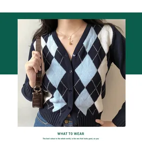 Dettaglio ravvicinato di cardigan retrò in maglia con scollo a V e motivo argyle.