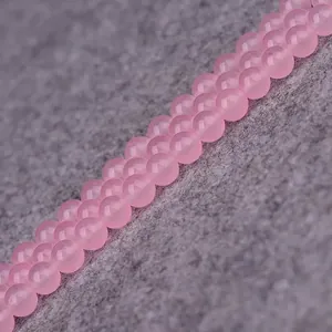 Gros plan détaillé de perles rondes en calcédoine morganite rose pour bijoux DIY