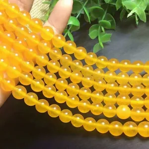 Gros plan de perles rondes en calcédoine jaune poli à texture translucide