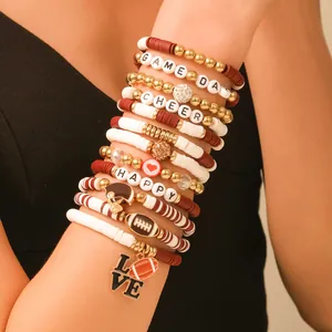 Primer plano de pulseras de cuentas temáticas de fútbol con letras y colgantes