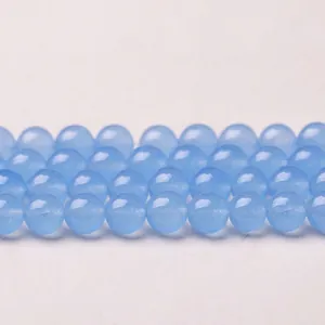 Gros plan de perles rondes en calcédoine morganite bleu clair pour création de bijoux