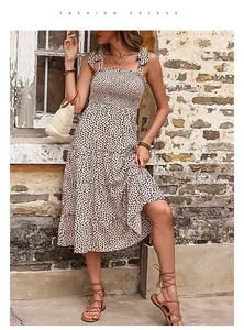 Robe midi d'été à imprimé léopard avec des nœuds aux épaules et un bustier smocké
