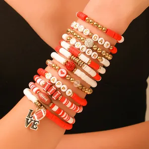 Vista detallada de pulseras de fútbol de arcilla polimérica con cuentas de letras en rojo