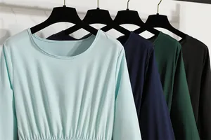Nahaufnahme eleganter langärmliger Chiffonkleider in mehreren Farben auf Bügeln