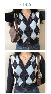 Primo piano dettagliato del cardigan in maglia con scollo a V e motivo a rombi blu e nero.