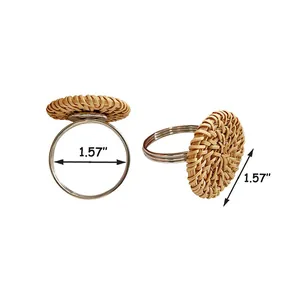 Dettaglio portatovaglioli in rattan naturale intrecciato con diametro di 1,57 pollici