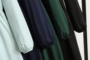 Detail der elastischen Manschetten an langärmeligen Chiffonkleidern in mehreren Farben