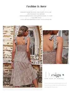 Détail de la robe d'été à imprimé léopard avec bretelles nouées et buste froncé.