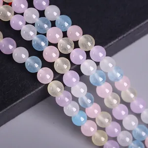 Gros plan de perles rondes en calcédoine morganite aux couleurs pastel pour bijoux