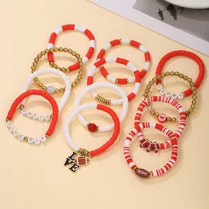 Pulseras de arcilla polimérica roja y blanca con tema de fútbol y letras en detalle.