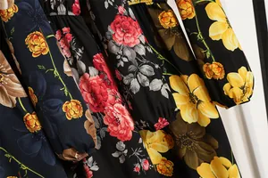 Nahaufnahme der floralen Muster und elastischen Bündchen von Chiffon-Kleid-Ärmeln
