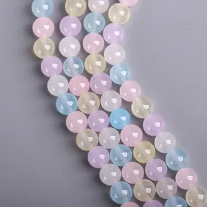 Vue rapprochée de perles de calcédoine morganite pastel multicolores au fini lisse