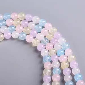 Gros plan de perles rondes en calcédoine morganite multicolore pour bijoux DIY