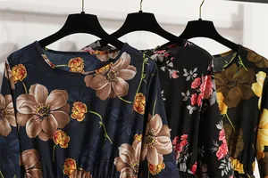 Nahaufnahme von langärmeligen Chiffon-Kleidern mit Vintage-Blumenmuster und hoher Taille