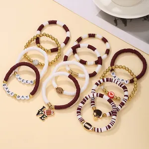 Primer plano de pulseras de fútbol con cuentas de arcilla y letras CHEER y GAME DAY