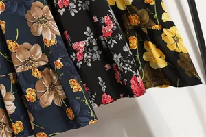 Nahaufnahme verschiedener floraler Chiffon-Kleid-Stoffmuster mit Rüschensaum