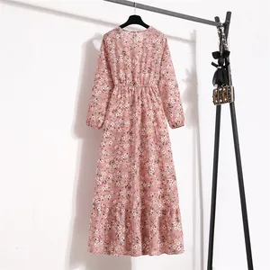 Rückansicht eines eleganten rosa geblümten Langarm-Maxikleids aus Chiffon mit hoher Taille