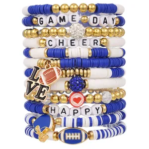 Detalle de pulseras apilables de fútbol hechas a mano con cuentas heishi y letras