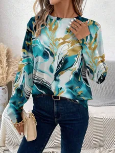 Détail d'un sweat-shirt pour femme à col rond avec motif marbre bleu et feuilles d'or