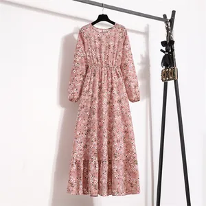 Detailansicht des rosa geblümten Chiffonkleides an einem minimalistischen Kleiderständer