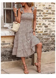 Détail d'une robe d'été à imprimé léopard avec volants étagés et bustier froncé.
