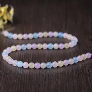 Vue détaillée de perles rondes en calcédoine morganite aux couleurs pastel de bonbons