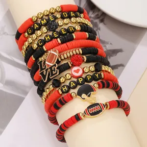 Detalle de pulseras apilables de cuentas de arcilla con temática de fútbol americano