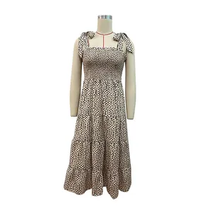 Vue détaillée d'une robe d'été à imprimé léopard avec bretelles à nouer et volants.