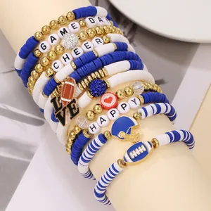 Detalle de pulseras de cuentas de arcilla tema fútbol con dijes de Game Day y Cheer
