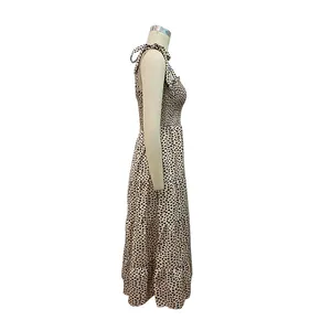 Vue latérale détaillée d'une robe longue à plusieurs niveaux et imprimé léopard sur mannequin