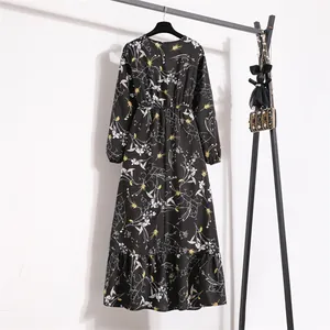 Elegantes schwarzes Chiffon-Maxikleid mit Blumenmuster an einem Kleiderständer.