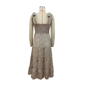 Détail du dos d'une robe longue léopard à volants avec un bustier élastique smocké