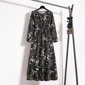 Elegantes schwarzes Chiffon-Blumenkleid mit langen Ärmeln und hoher Taille.