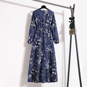 Rückansicht eines marineblauen floralen Chiffon-Maxikleides am Kleiderbügel.
