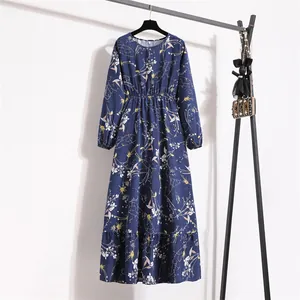 Detailansicht des eleganten blauen Chiffonkleides mit Blumenmuster und hoher Taille