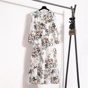 Detailansicht eines eleganten Blumenkleides aus Chiffon mit langen Ärmeln und hoher Taille