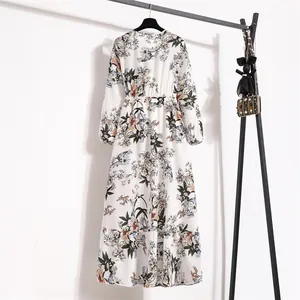 Elegantes langärmeliges Blumen-Chiffon-Maxikleid mit hoher Taille und Vintage-Print-Design.
