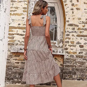 Robe midi d'été élégante à imprimé léopard avec bretelles à volants et dos smocké confortable