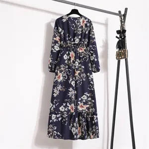 Langärmeliges Marine-Blumenkleid aus Chiffon mit hoher Taille an einem schwarzen Kleiderständer.