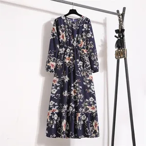 Elegantes dunkelblaues Maxikleid aus Chiffon mit Blumenmuster und hohen Taillenbund