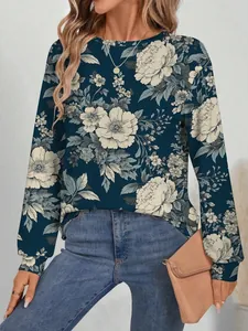 Détail d'un sweat-shirt bleu marine à imprimé floral pour femme avec un jean bleu classique