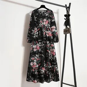 Langärmeliges florales Chiffon-Maxikleid mit hoher Taille an einer Kleiderstange