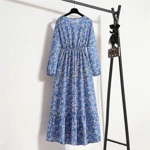 Rückansicht eines langärmeligen blauen Blumen-Chiffonkleids an einem Ständer