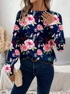 Gros plan détaillé du sweat-shirt bleu marine avec motif floral de roses roses
