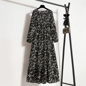 Elegantes, langärmeliges Chiffon-Maxikleid mit Blumenmuster an einem schwarzen Ständer