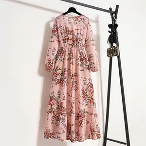 Detailansicht eines rosa geblümten Chiffon-Maxikleids mit langen Ärmeln und hoher Taille