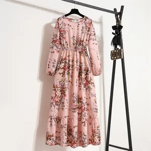 Vollansicht eines rosa Maxikleids aus Chiffon mit Blumenmuster und langen Ärmeln.