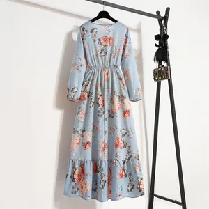 Detailansicht der Rückseite eines blau geblümten Maxikleides aus Chiffon am Kleiderständer.